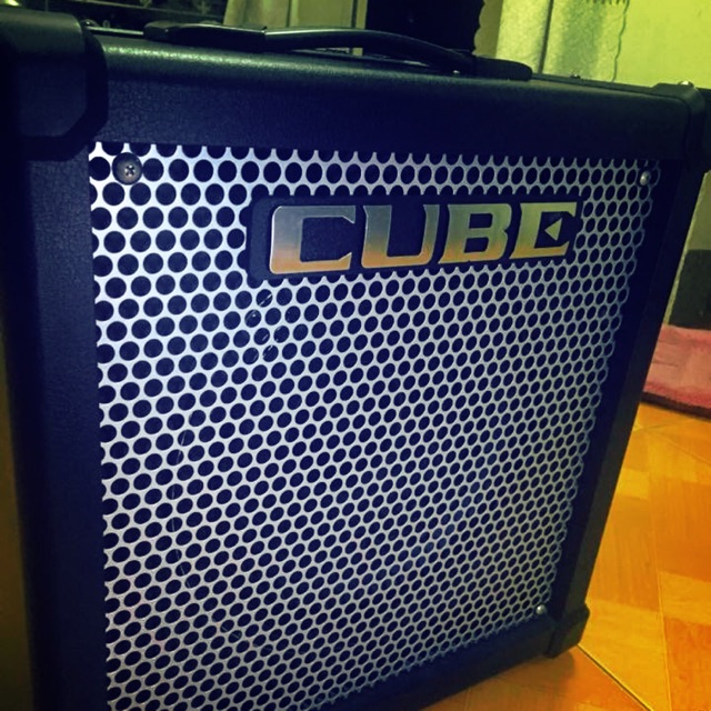 AMPLI ROLAND CUBE 40GX Đang cap