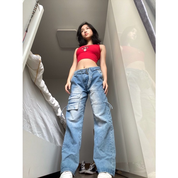 Quần cargo túi hộp chất liệu denim màu xanh sáng cạp trễ kèm thắt lưng The Candy Co
