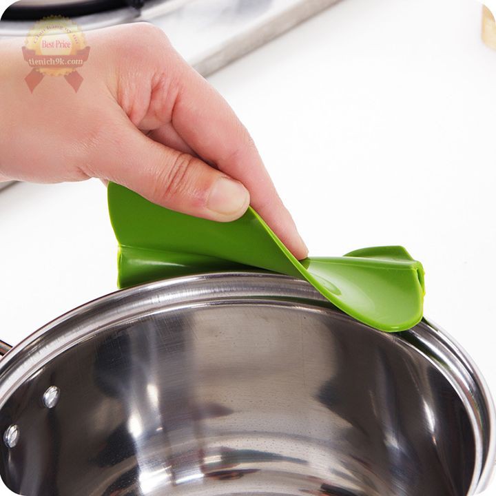Miếng silicon rót nước từ nồi chống tràn tiện lợi tránh bỏng nóng gắn thành