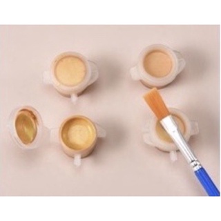 sơn nhủ vàng đồng và cọ vẽ