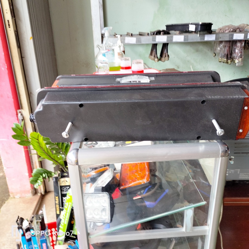 Đèn hậu HOWO, Shacman, loại đèn 6 ô, đèn bóng sợi đốt, mã đèn CM18-4003 24v. Trái phải khác nhau