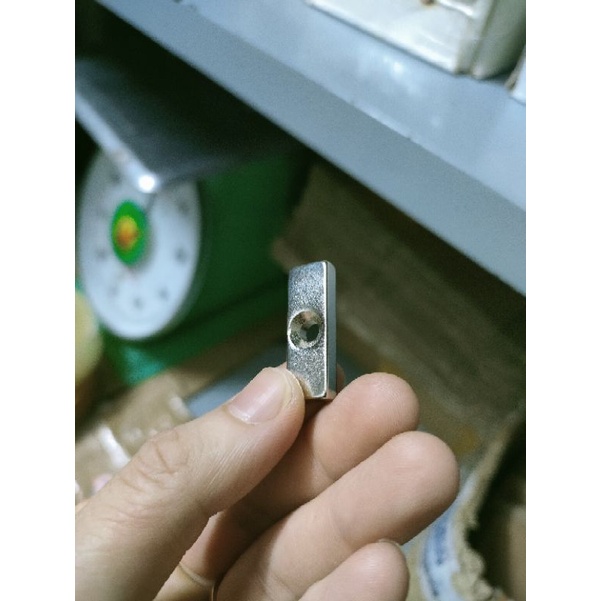 Nam châm viên dài 3cm có lỗ bắt vít bàn tủ gỗ siêu chắc chắn hít mạnh