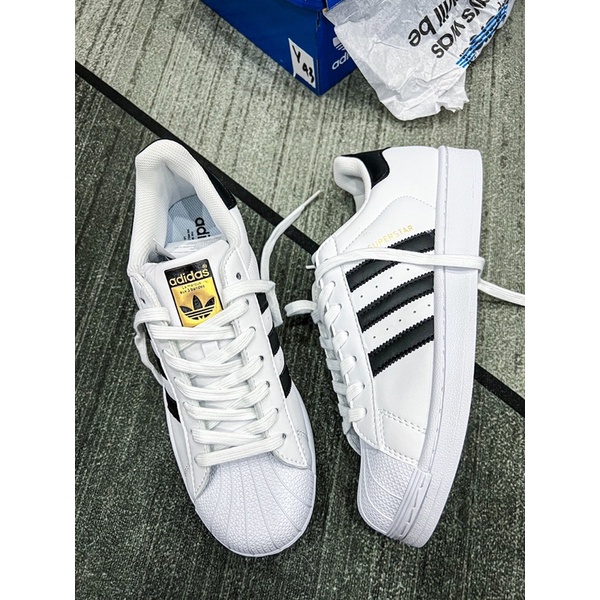Giày thể thao cổ thấp | Adidas Superstar tem vàng