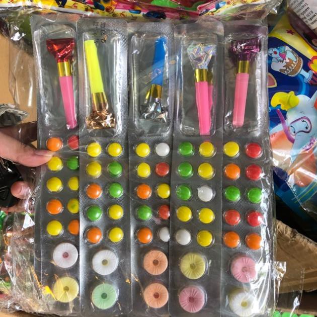 Sỉ bịch 30 vỉ kẹo socola mix xê và kèn thổi