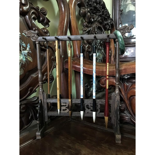 GIÁ TREO BÚT THƯ PHÁP KÊ SÍ MỘC