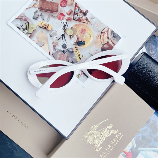 Kính Mát Burberry BE4278 300775 viền trắng mắt hồng