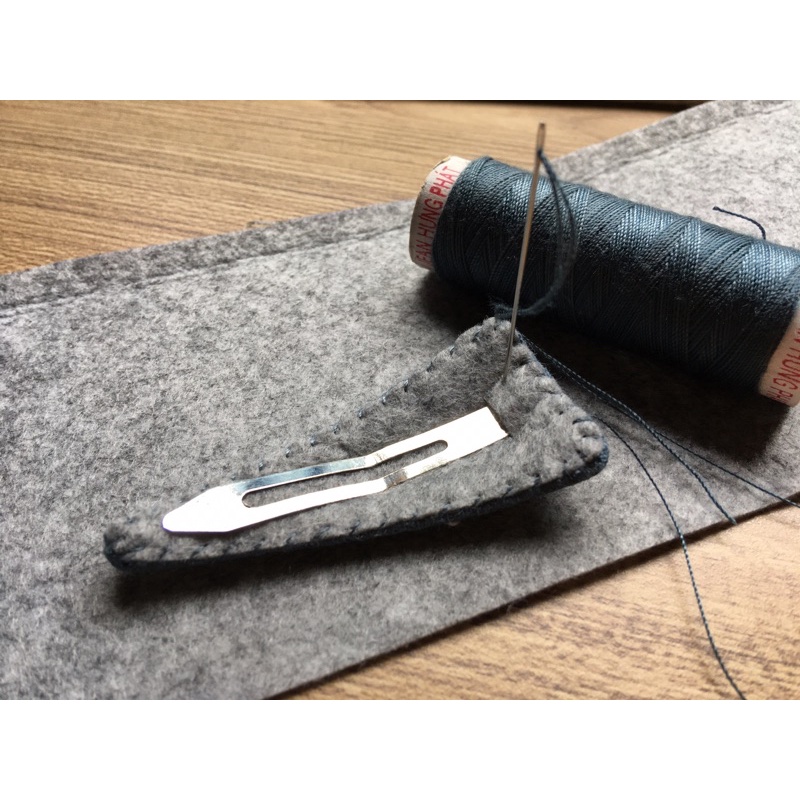 Kẹp tóc 7cm thêu tay những bông hoa nhỏ. Little flowers hairclip