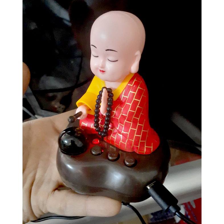 Tượng chú tiểu tụng kinh gõ mõ năng lượng mặt trời