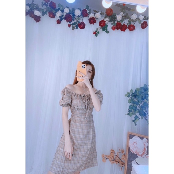 Đầm caro  cổ vuông nhúng ngực tay phồng.