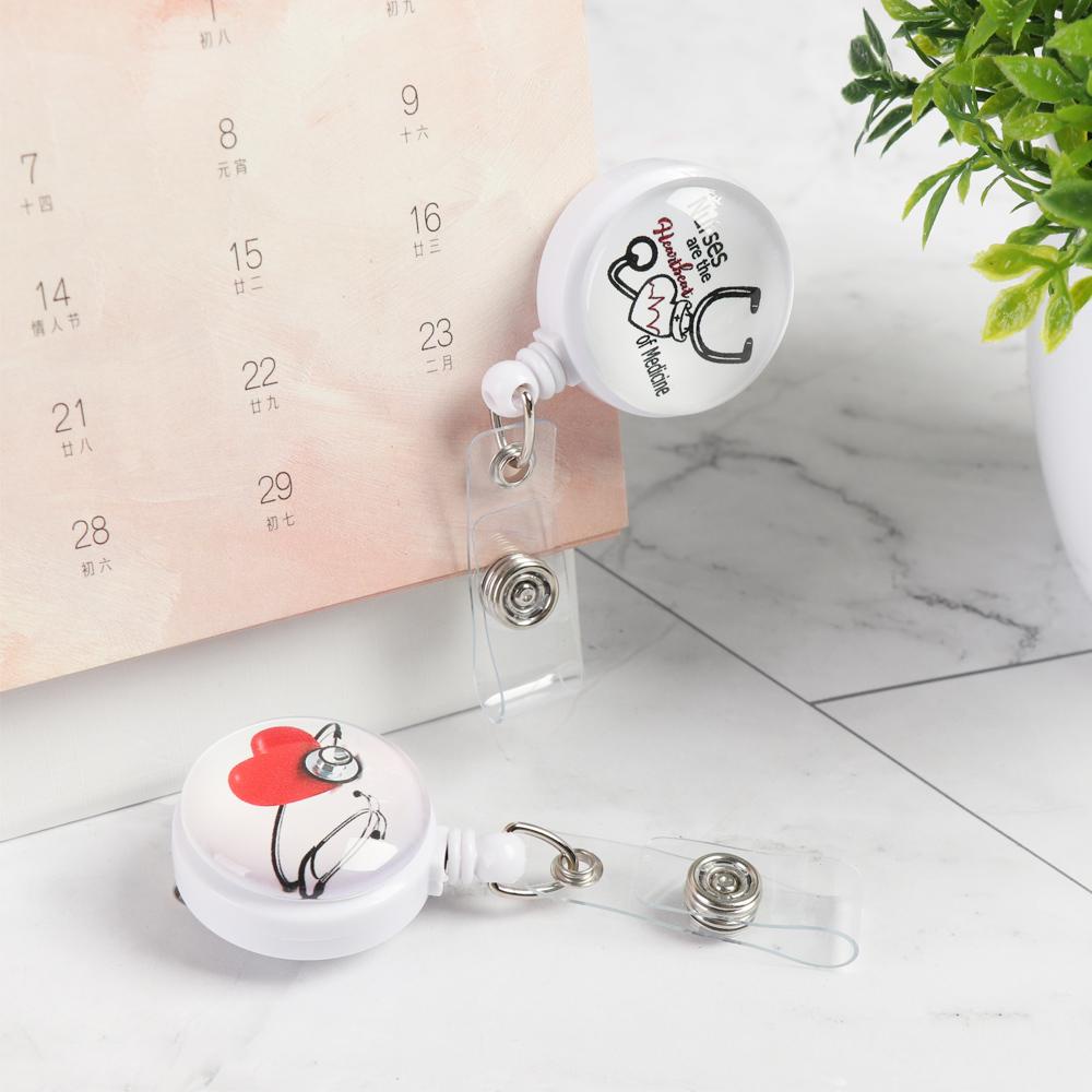 Kẹp Giữ Thẻ ID Bằng Nhựa Họa Tiết Trái Tim Chống Thất Lạc Tiện Dụng