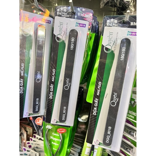 Dũa móng tay quyên chất liệu  giấy nhám  loại tốt  ,dũa được móng giả  shop có bán lẻ 1 cây