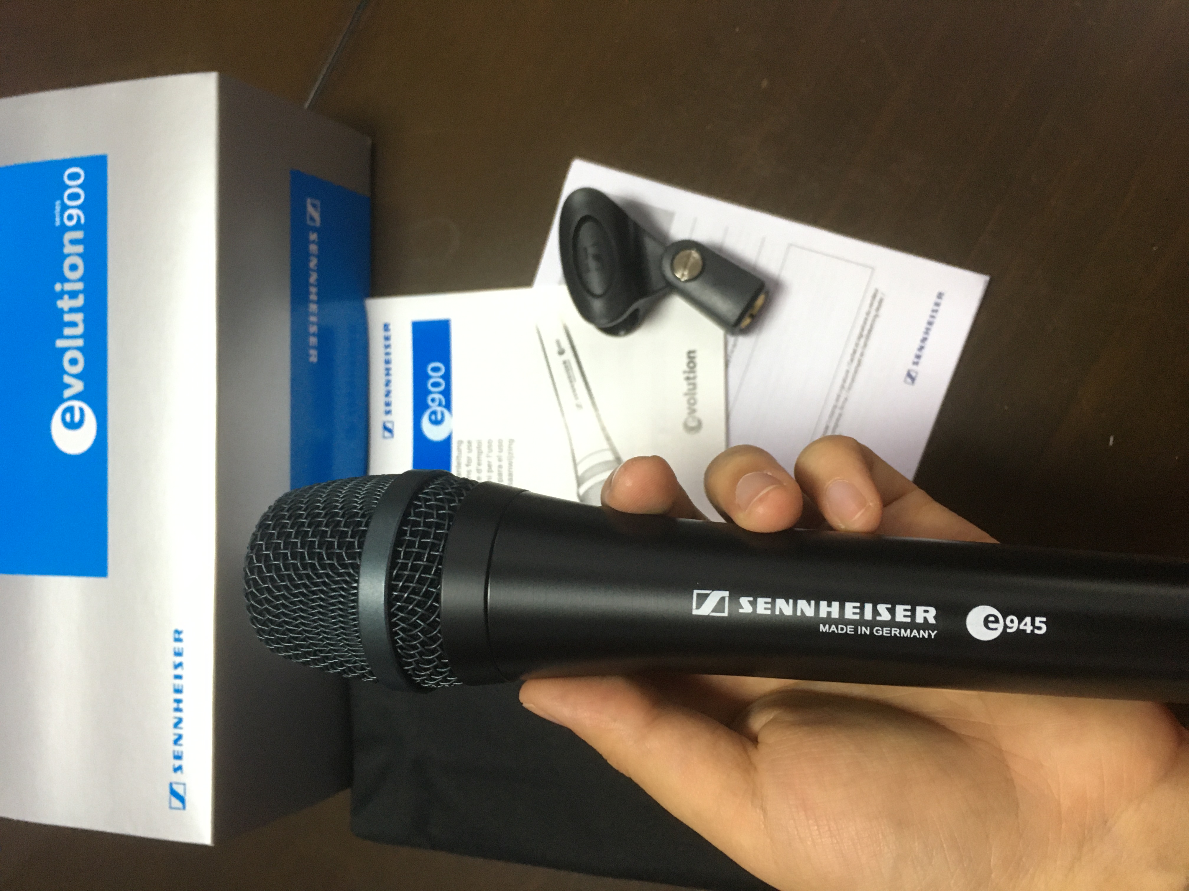 E945 dynamic super-cardioid wired vocal microphone with single individual package for Karaoke and Live Sound Performance