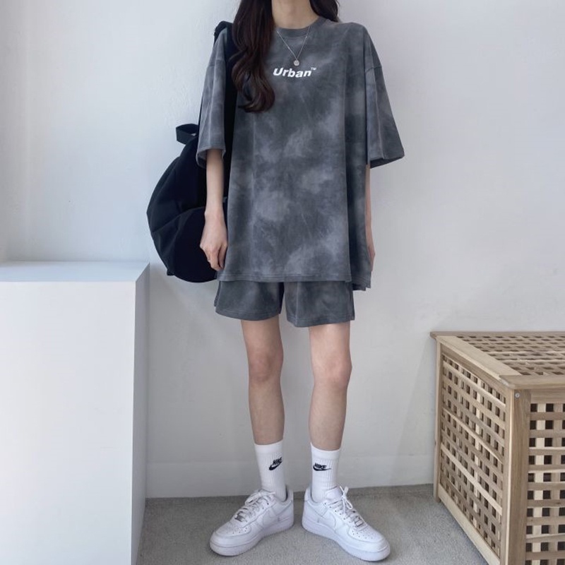Set trang phục IELGY gồm áo thun cổ tròn dáng rộng và quần short có túi thời trang thể thao năng động cho nữ