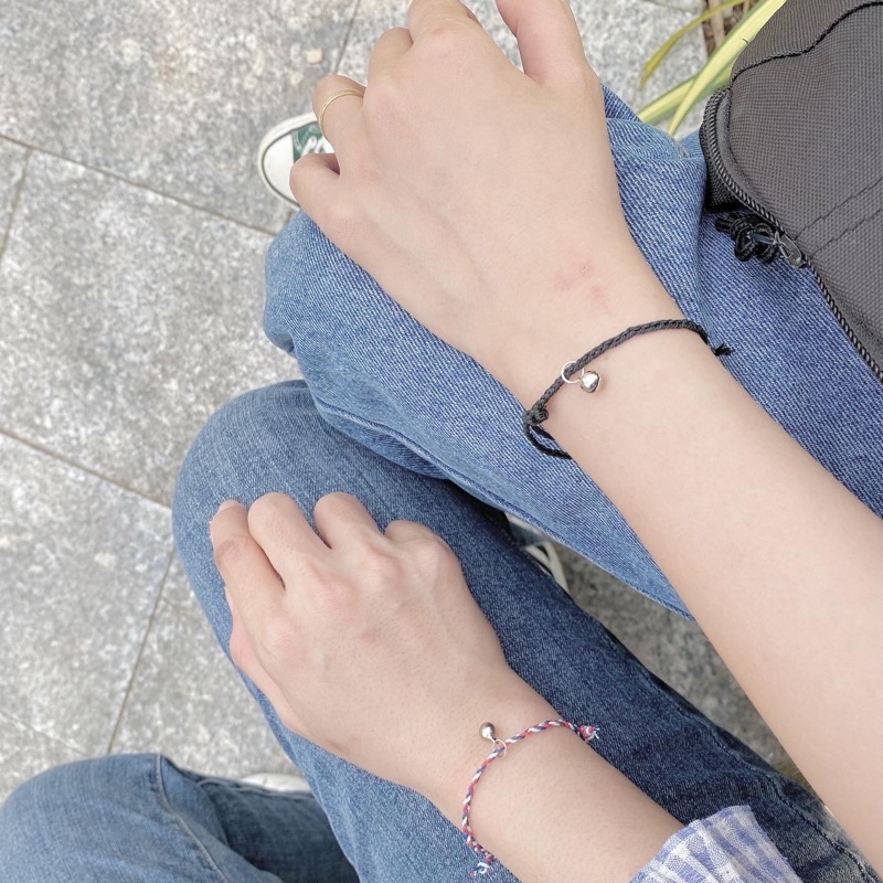 Vòng tay sợi mảnh kèm chuông