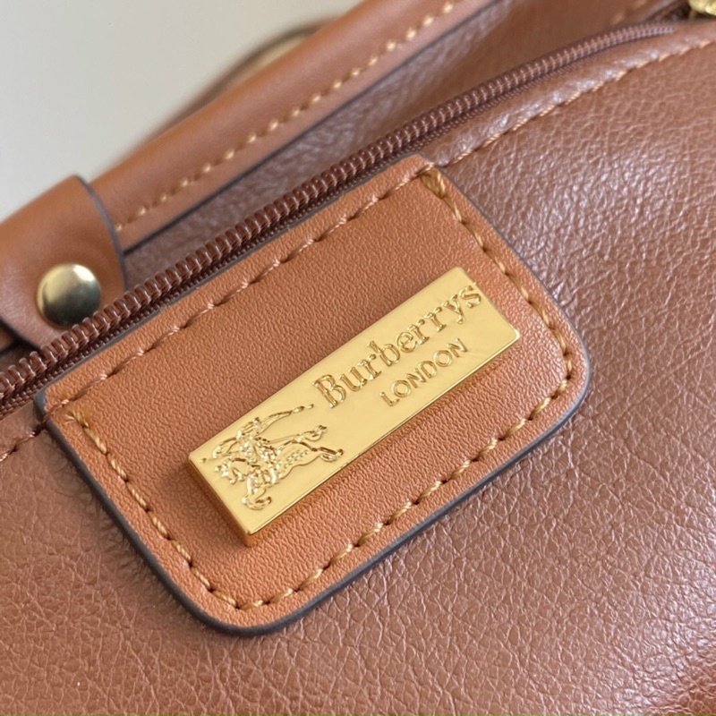 Túi công sở Burberry sang chảnh, lòng rộng, thiết kế khoá cài trẻ trung