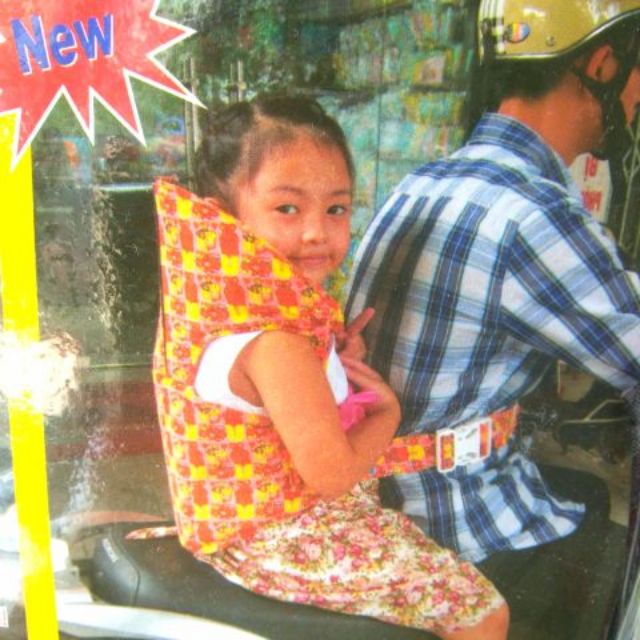 Đai xe máy đỡ cổ Thái Hà Thịnh cho bé
