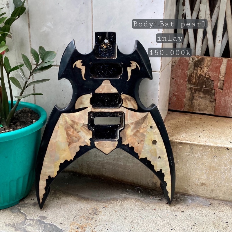 Xác đàn guitar điện, bass dùng decor nghệ thuật.
