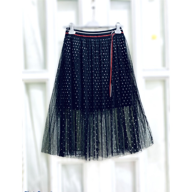 Chân váy lưới tutu dáng dài.