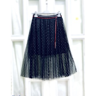 Chân váy lưới tutu dáng dài.