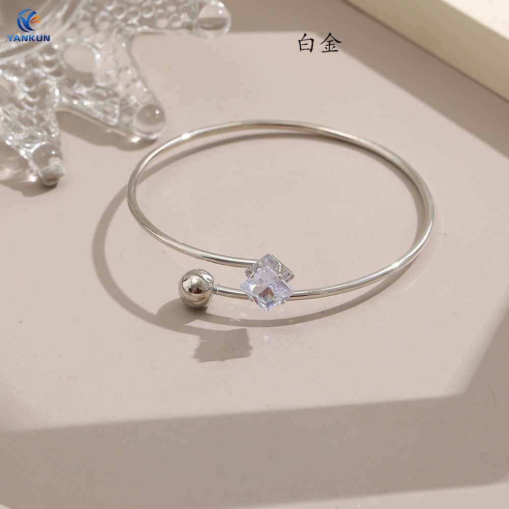 Vòng Tay Hở Đính Đá Zircon Hình Vuông Thiết Kế Đơn Giản Sáng Tạo Cho Nữ