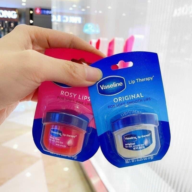 Vỉ 4 Hộp Sáp dưỡng môi Vaseline Rosy Lips giúp môi mềm mịn.
