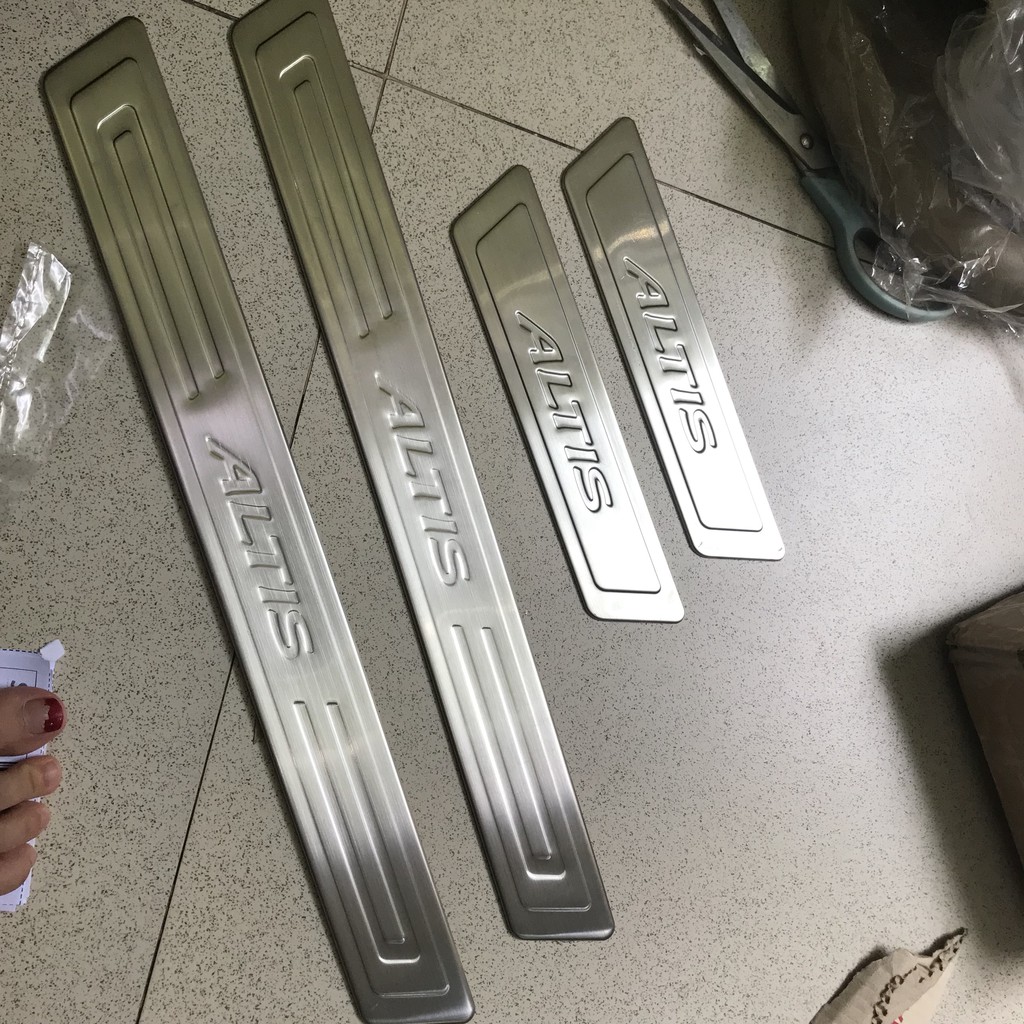 Bậc giẫm chân ngoài Inox xe Toyota Altis dùng chung các form 2015-2020