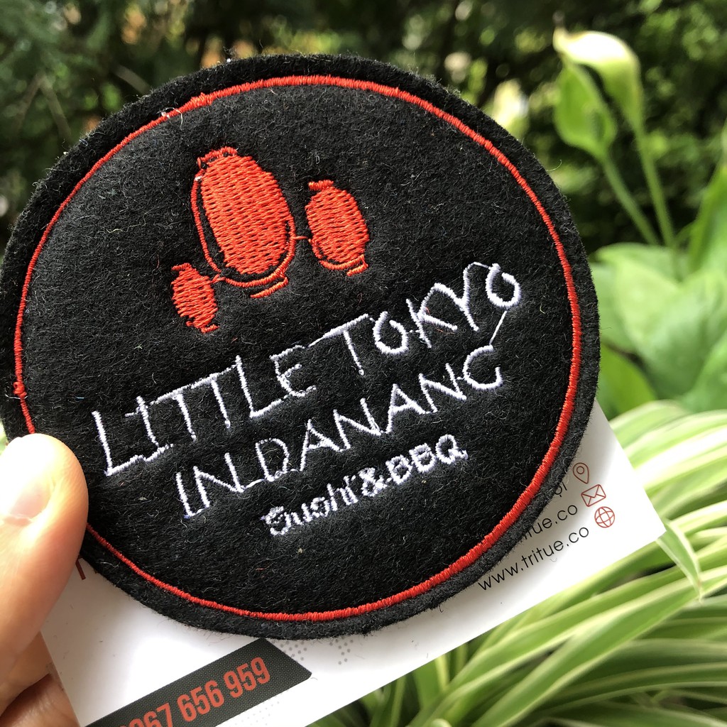 Đặt đế lót cốc vải nỉ có sẵn in ấn logo theo yêu cầu của khách hàng.
