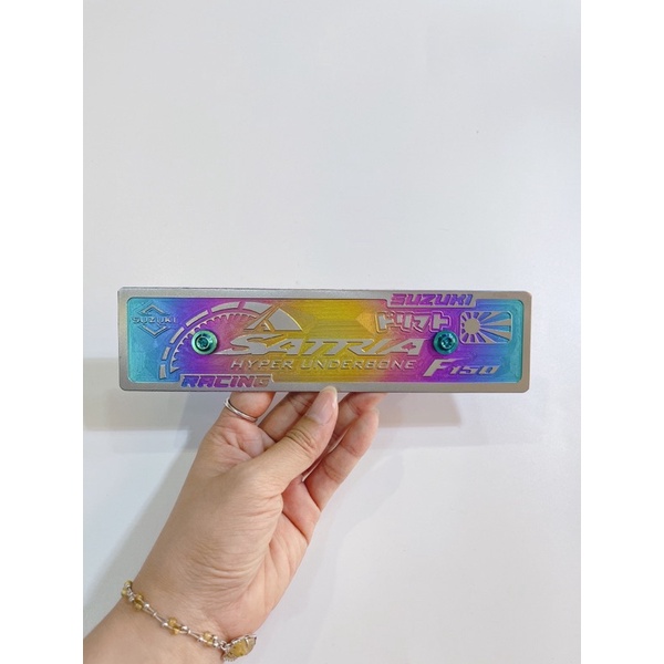 Bảng tên trước Titan xe Satria 2D 3D điện phân kèm ốc salaya hoặc gr5