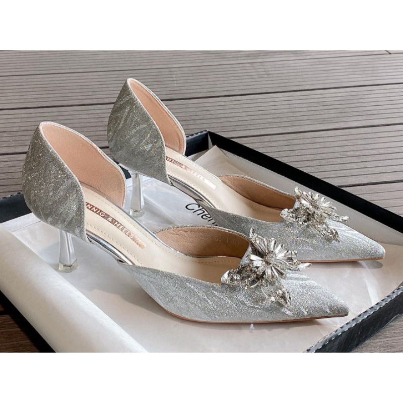 Giày cao gót khoét eo