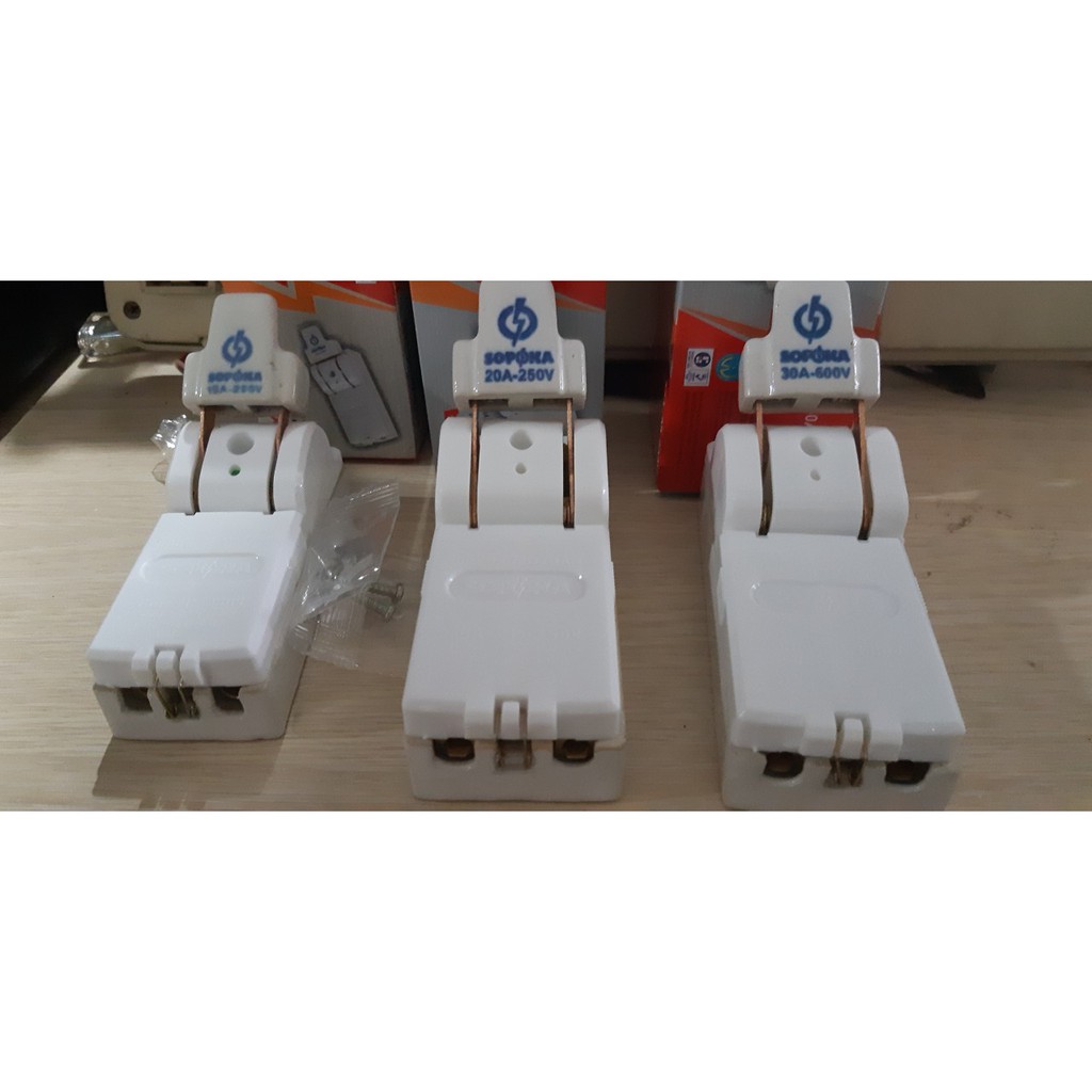 Cầu dao đế sứ cực đúc SOPOKA