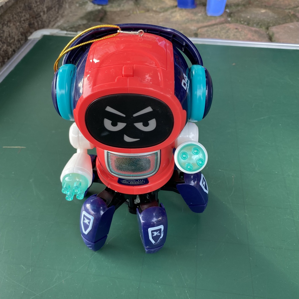 Đèn lồng Robot biết đi phát nhiều bài nhạc và có đèn sáng cho bé chơi Trung Thu