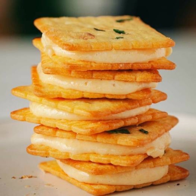 Bánh Quy Kenju hành kẹp kem Richy mềm dẻo gói 186g/ hộp 300g