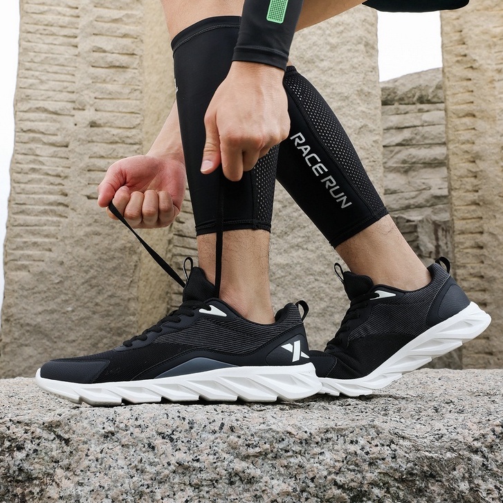 Giày Thể Thao Chạy Bộ Màu Trắng Đen Thiết Kế Đơn Giản Thoải Mái Cho Nam