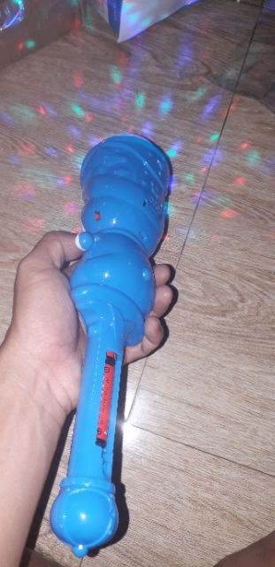 Giáng Sinh_Một cây đèn chơi Noel đoremoon có nhạc và đèn Led 7 màu quay tặng kèm pin