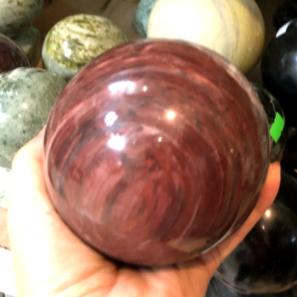 Cầu bi đá phong thủy tự nhiên màu xanh đỏ trắng vàng hồng đen hàng VN (giá rẻ nhất) cho mệnh kim mộc thủy hỏa thổ 9-10cm | BigBuy360 - bigbuy360.vn