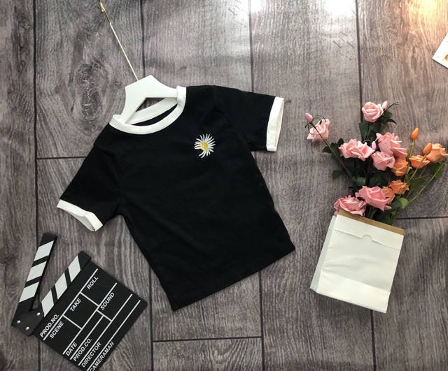 Áo croptop thêu hoa cúc