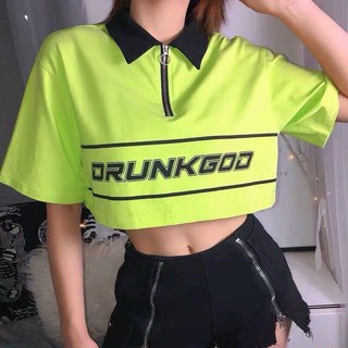 Áo croptop cổ bẻ dây kéo in chữ trước ngực màu xanh lá TTSLA0403
