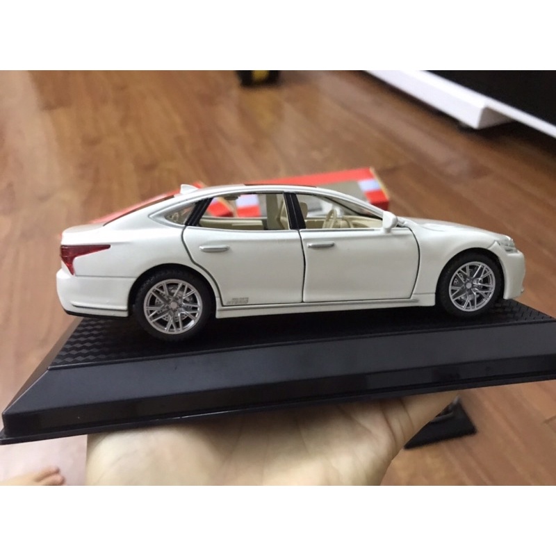 Xe mô hình Lexus Ls500h tỷ lệ 1/32 có đế trưng bày