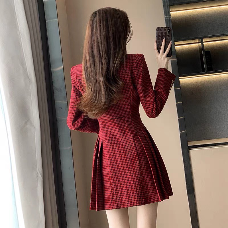 V160 - Váy xếp ly dạ đỏ