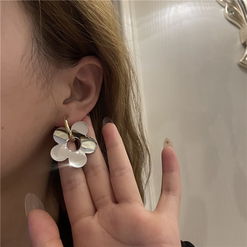 Bông Tai Kim Loại Hình Hoa Phong Cách Hàn Quốc Cổ Điển Thời Trang 19A1262