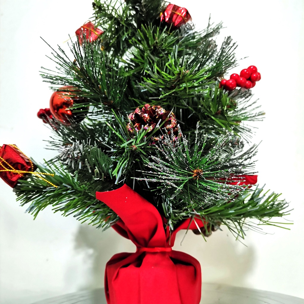 Cây thông noel để bàn 40cm trang trí giáng sinh mẫu 3 loại lá gắn trái thông tặng kèm dây led 8m màu vàng