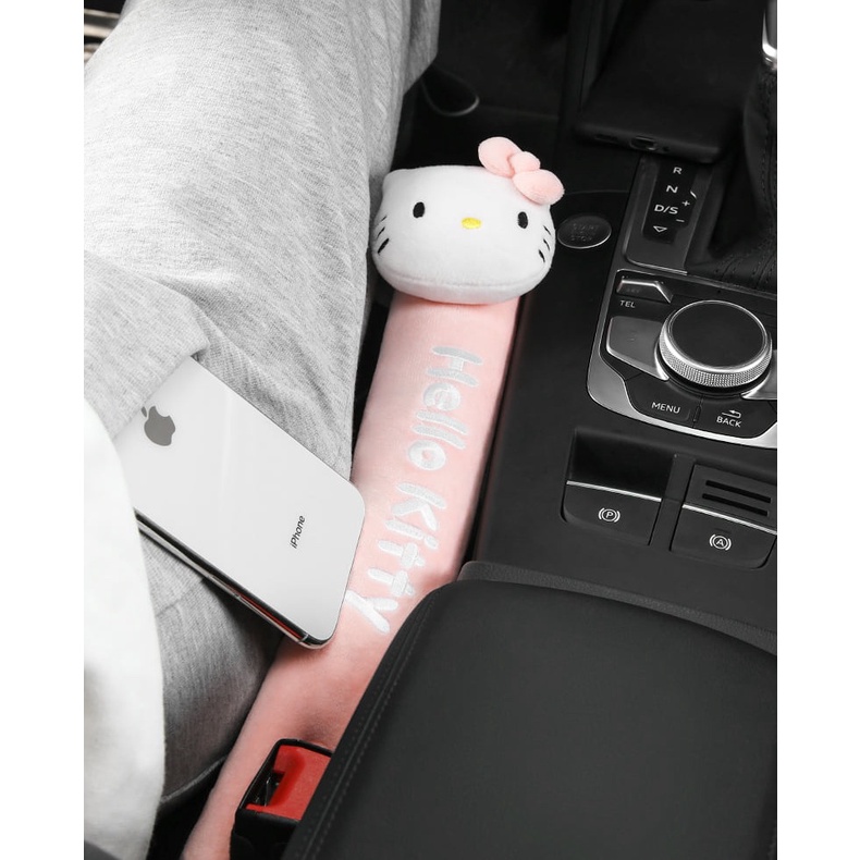 MIẾNG NHÉT CHỖ HỞ GHẾ NGỒI XE HƠI HÌNH HELLO KITTY DỄ THƯƠNG