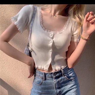 Áo croptop có cúc viền phối ren
