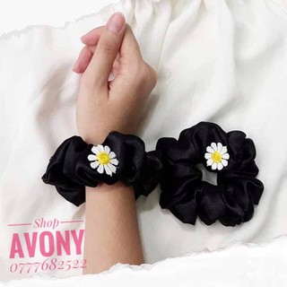 Cột tóc vải scrunchies đen đính hoa cúc