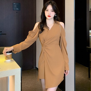 Đầm Tay Dài Cổ Chữ V Thiết Kế Xẻ Tà Quyến Rũ