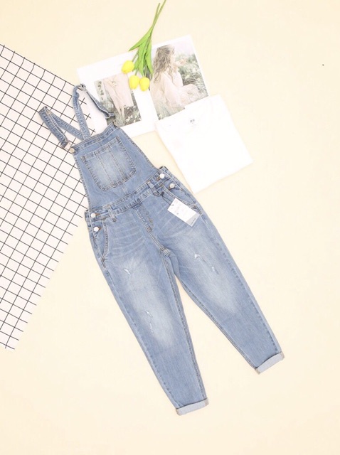 yếm jeans rách nhẹ