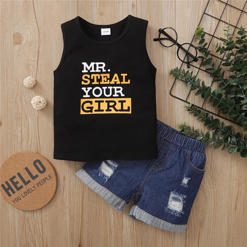 Trang phục Mikrdoo 2 món gồm áo ba lỗ in chữ Mr. Steal Your Girl và quần denim kiểu mùa hè cho bé trai