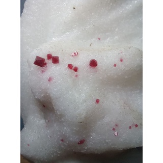 Tinh thể spinel trên nền đá hoa hoàn toàn tự nhiên