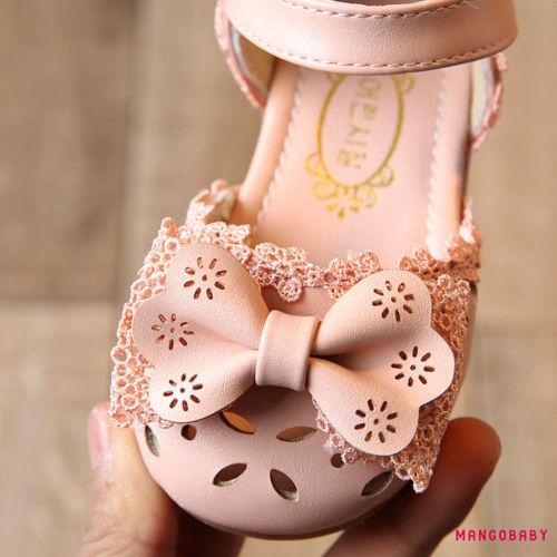 Sandal đế mềm trang trí hoa xinh xắn cho bé gái
