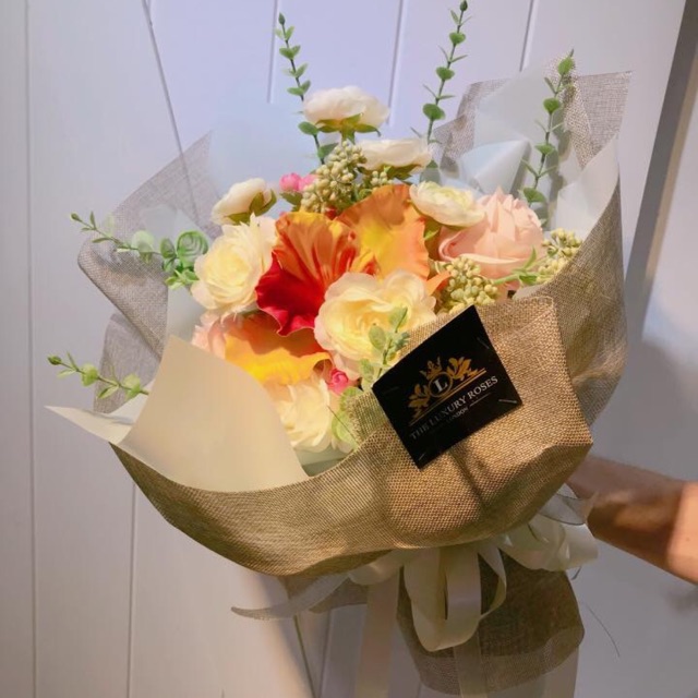 Bó hoa hồng, mao lương, Lan cattleya tông màu cam hồng